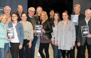 Aus der Region für die Region: Stefanie Sperrer (7. v. r.), Vorsitzende des Vereins „Just Friends e. V.“, und ihr Team überreichten am Dienstagabend im „Devils Diner“ im Weidener Eisstadion sechs gemeinnützigen Einrichtungen und Vereinen eine Spende von jeweils 1.000 Euro.